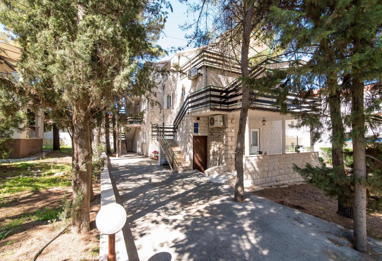 Apartments Pinija Supetar Exterior foto